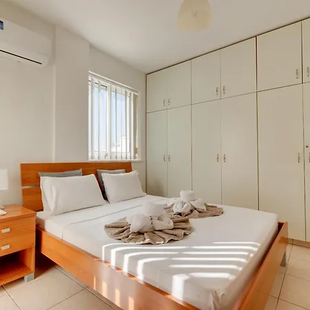 Penthouse The 'veranda' Elena Court 아파트 *